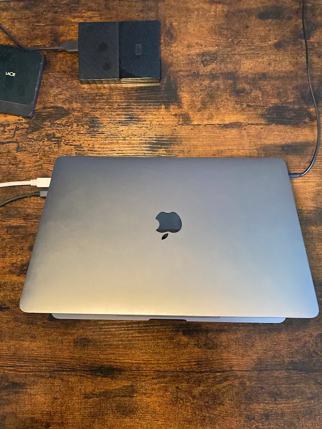 Foto 2MacBook Pro 13,3 2019, 2xThunderbolt 3, Touch Bar Apple