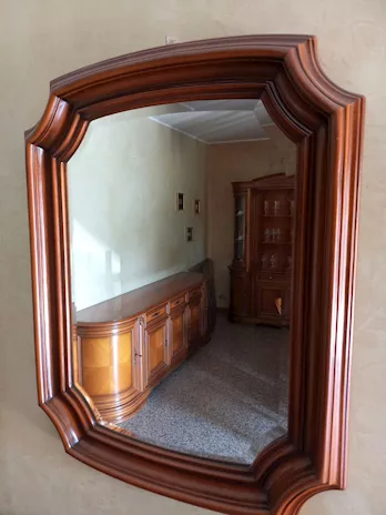 Specchio con cornice in legno