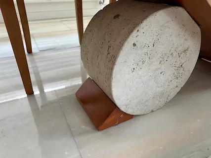 Tavolo con base in legno e pietra - Foto 2