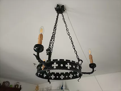 Lampadario antico in ferro battuto