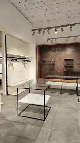Arredo negozio Benetton 6729: Modularità e stile per l'espos