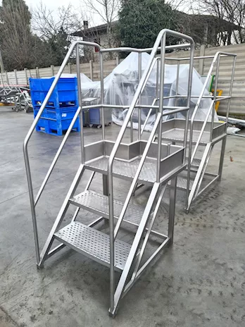 Scala con piattaforma da laboratorio usata