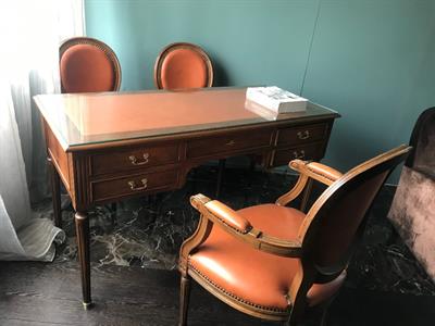 Scrivania Classica Completa di 1 Poltrona 2 Sedie