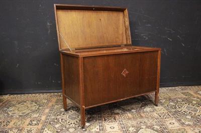 Baule in legno decorato con ruote