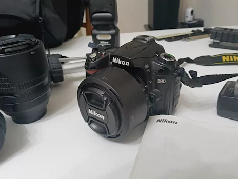 Nikon D90 con 4 obiettivi e accessori vari, ottime condizioni - Anteprima 2