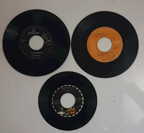 Lotto 3 45 giri David Bowie Beatles Town Sparrows Snowstoppe