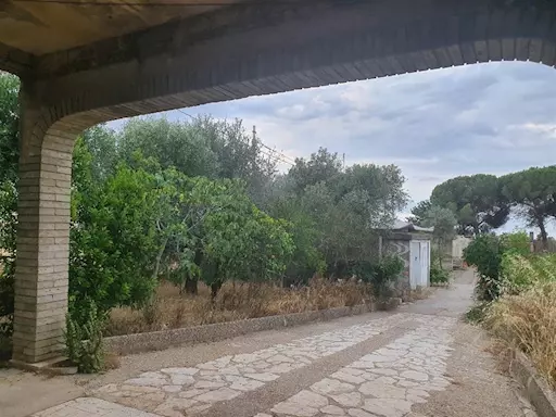 Casa indipendente con ampio giardino