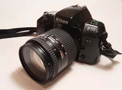 Nikon F70 analogica con Nikkor 28-105 D macro