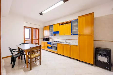 CUCINA CON FRIGO, FORNO E FORNETTI (ZONA ZISA - PA)