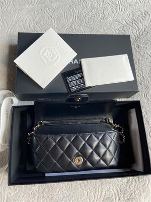 Chanel Pochette con catenella
