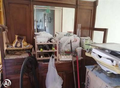 Vetrina, credenza, tavolo e panca antichi