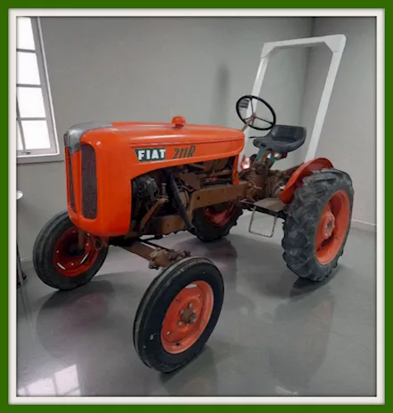 Trattore Agricolo Fiat 211 R con Arco di Protezione.