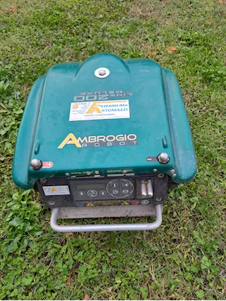 Robot Rasaerba con Ricovero Carica Batteria - Anteprima 1