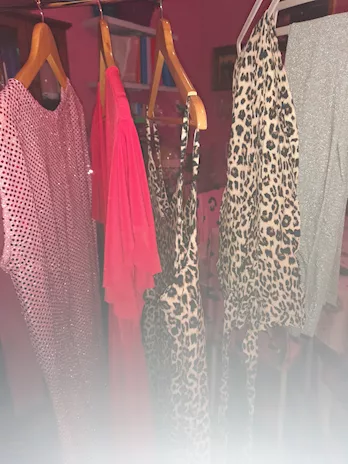 Vari capi d'abbigliamento firmato