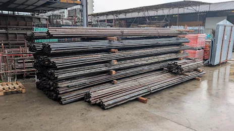 Ponteggio tubi e morsetti usati