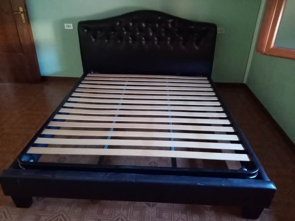 Letto in pelle nera con rete a doghe, in legno - Foto 1