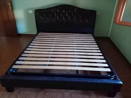 Letto in pelle nera con rete a doghe, in legno - Anteprima 1