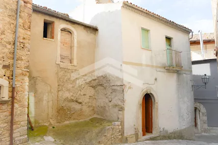 Abitazione con due cantine a Castelbottaccio - Rif.: AG153