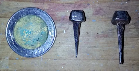 Chiodi antichi ferro battuto piccoli testa quadra bombata 2