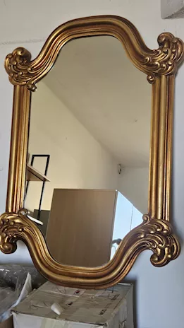 uno specchio con cornice dorata