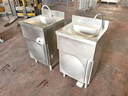 2 lavamani a pedale e ginocchio usati