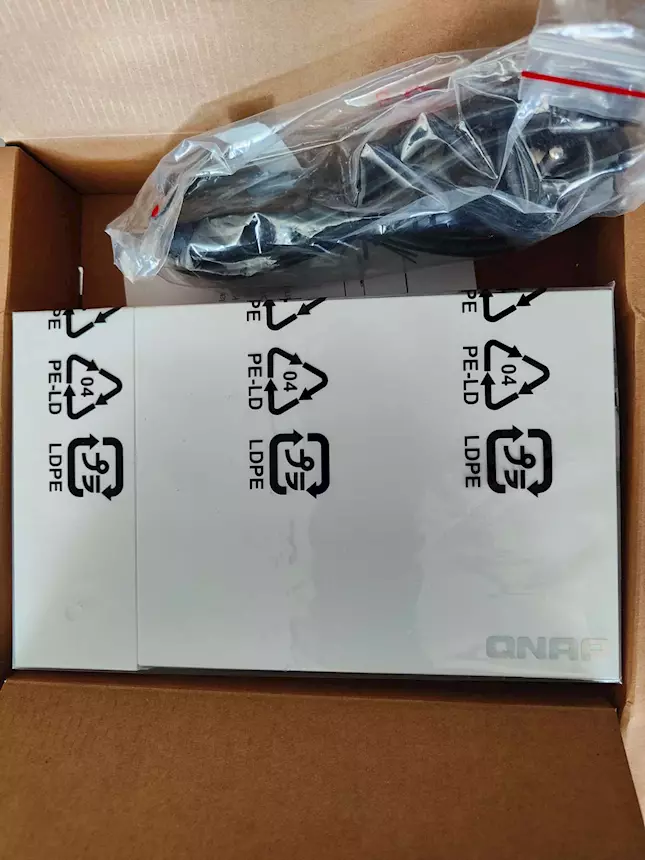 Foto 3Router QNAP QHora-322 SD-WAN 10GbE nuovo