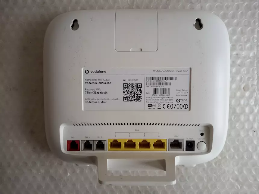 Foto 3Modem Router Vodafone Station Revolution modello AHG2500
