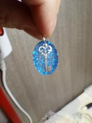 Ciondolo in resina con inserto a forma