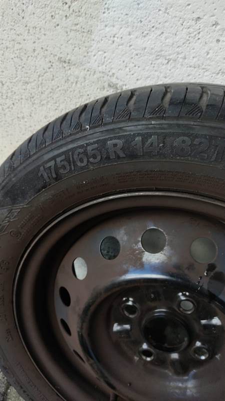 Cerchi e gomme per Toyota Yaris - in vendita a Varese