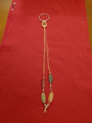 Collana bigiotteria con anelli e pietre colorate