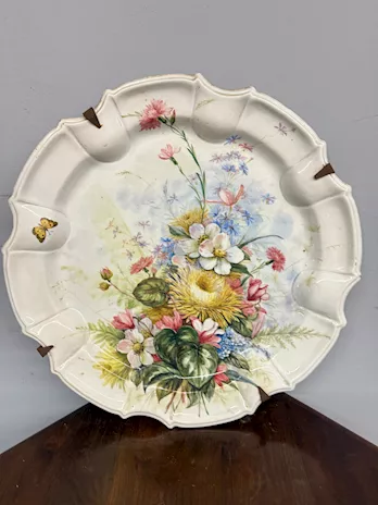 Antico grande piatto in maiolica floreale