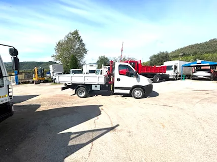 Camion Marca Iveco Daily 35c13 ribaltabile e gru Km 0, come nuovo - Foto 3