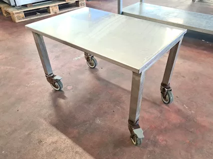 Tavolino inox con ruote usato