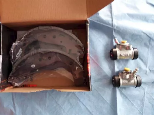 Kit Nuovo Ganasce e Pistoncini Yaris