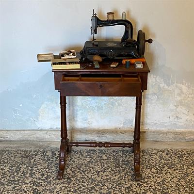 Antica Macchina da Cucire Tavolino