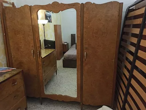 Armadio In Legno Vintage fatto a mano con anta specchiata.