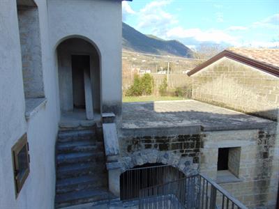FABRICATO IN BORGO CON DOPPIO ACCESSO E GIARDINO DI ESCLUSIV