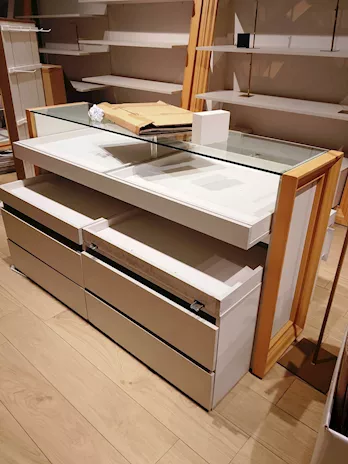 Banco cassettiera con cornici 20853