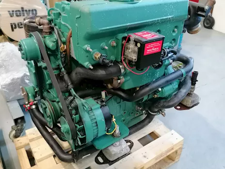 Volvo Penta D2-55 con invertitore MS25A-a
