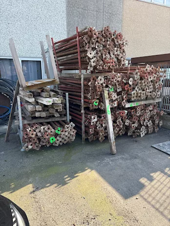 Ponteggi, pannelli per armature e attrezzature edili varie