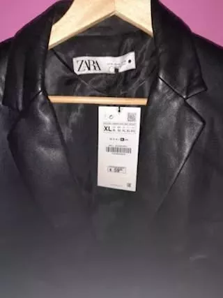 Vari capi d'abbigliamento firmato