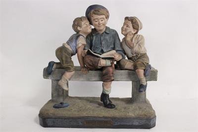 Statuetta francese in porcellana di bambini che leggono
