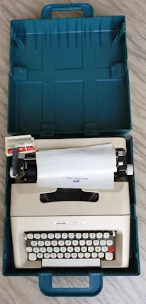 Macchina da scrivere Olivetti 35 con valigia