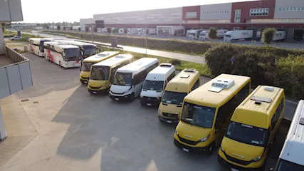 Scuolabus di diversa tipologia