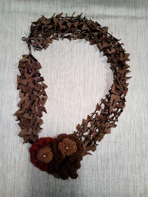 Collana in stoffa e collana in pietre