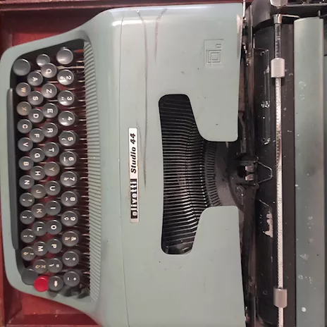 Macchina per scrivere Olivetti Studio 44