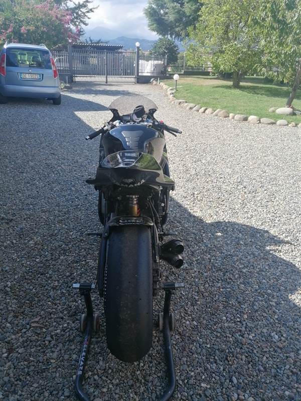 Moto Yamaha R6 pista