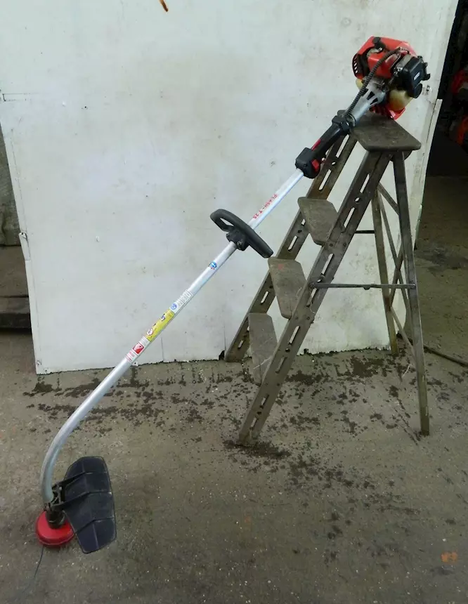 Decespugliatore con testa inclinata 25cc, modello Flash T25, peso 5 kg
