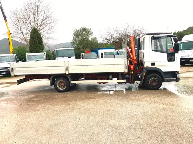 Foto 3Camion Iveco Eurocargo 75e15 cassone fisso e gru, marca stern