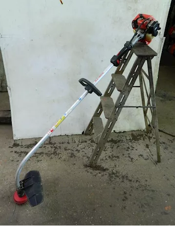 Decespugliatore con testa inclinata 25cc